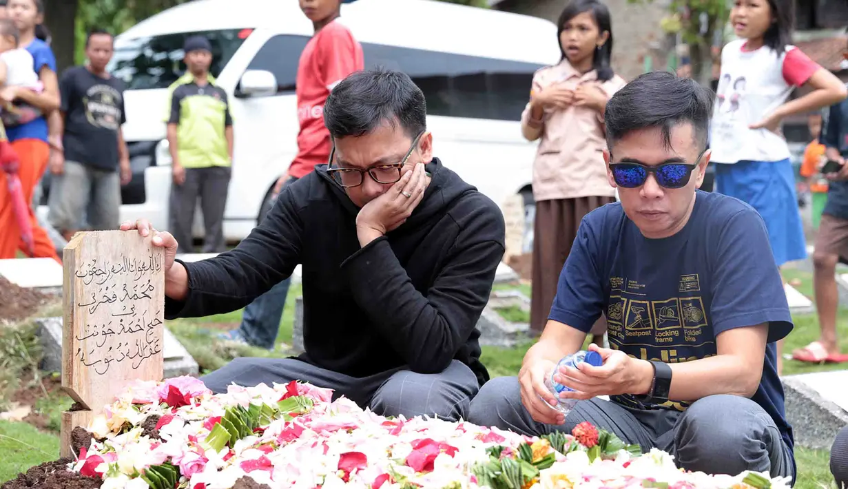 Ketegaran para personel Project Pop nampak terlihat di pemakanan. Tika dan kawan-kawan mengaku ikhlas melepas kepergian sahabatnya itu untuk selama-lamanya. (Deki Prayoga/Bintang.com)