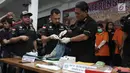 Polisi menunjukkan celana dari tunangan Dhawiya Zaida, Muhammad yang digunakan saat membawa sabu di Polda Metro Jaya, Jakarta, Sabtu (17/2). (Liputan6.com/Arya Manggala)