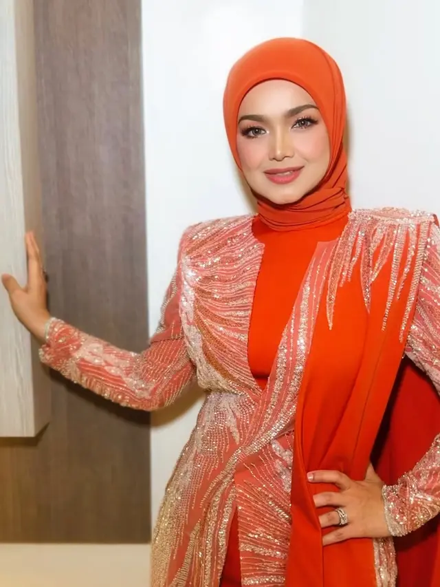 Siti Nurhaliza di Panggung Pestapora 2025 tampil menggenakan baju dari desainer Malaysia. [@ctdk]