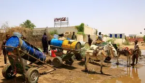 Situasi Sudan yang dilanda wabah kolera. Dalam gambar orang-orang mengisi wadah air di titik distribusi karena pemadaman air di Khartoum, pada 25 Mei 2025. (AP)