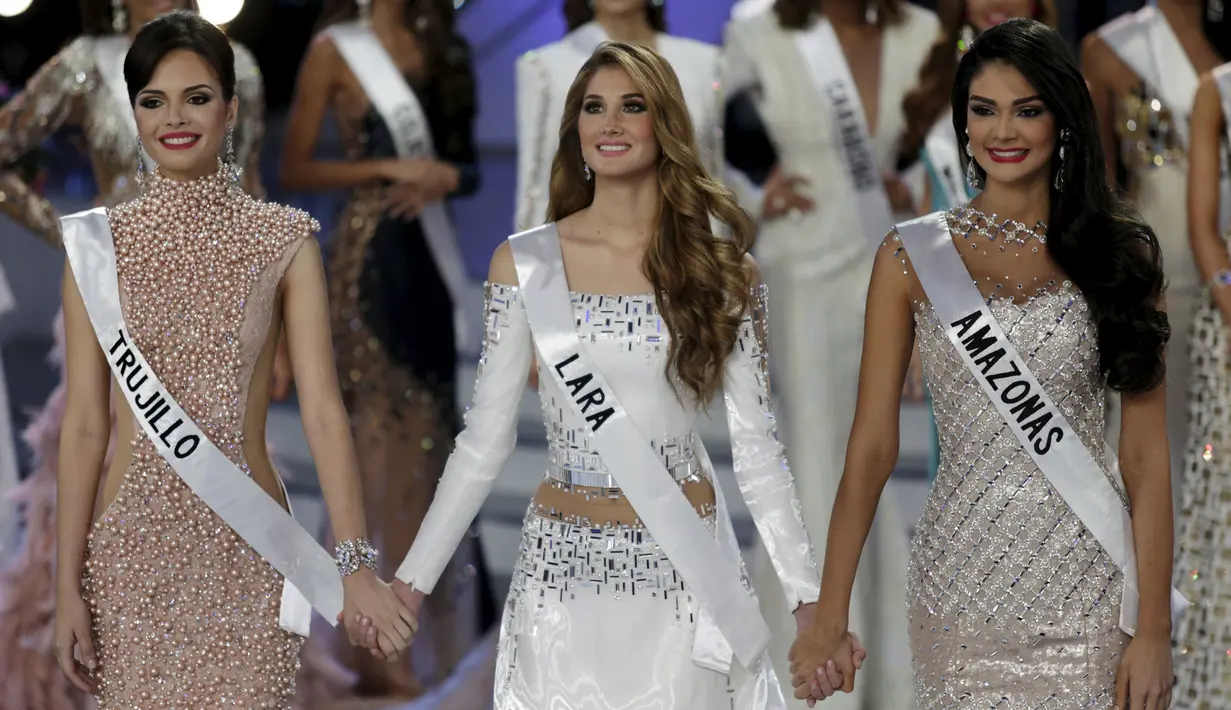 Mariam Habach (tengah) berpegang tangan dengan para calon Miss Venezuela 2015 lainnya untuk menunggu pengumuman pemenang di Ciracas, Kamis  (9/10/2015). Habach akan mewakili Venezuela dalam kontes Miss Universe akhir tahun nanti. (REUTERS/Marco Bello)