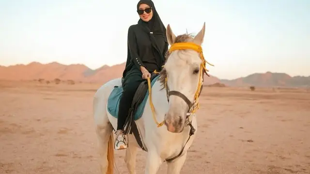 Tampilan Wika Salim saat Umrah. [@wikasalim]