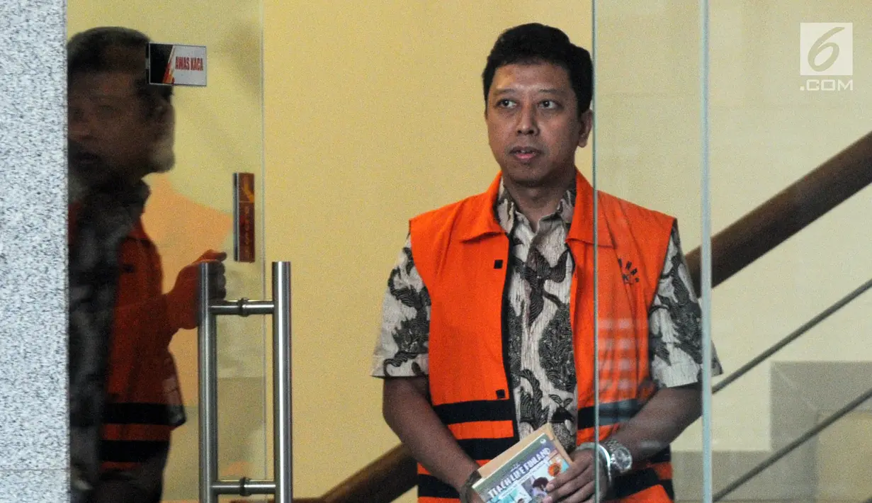 Mantan Ketum PPP Muhammad Romahurmuziy akan menjalankan salat jumat usai diperiksa oleh penyidik di Gedung KPK, Jakarta, Jumat (21/6/2019). Rommy diperiksa sebagai tersangka terkait dugaan menerima suap dalam jual beli jabatan di Kemenag Jawa Timur. (merdeka.com/Dwi Narwoko)