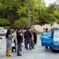 Warga mencoba RoboTaxi, sebuah taksi otonomos yang dikembangkan oleh WeRide, di Guangzhou, ibu kota Provinsi Guangdong, China selatan, pada 28 November 2019. (Xinhua/WeRide)