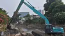 Alat berat melakukan pengerukan lumpur anak Kali Ciliwung di Kenari, Jakarta, (9/10/14). (Liputan6.com/Johan Tallo)