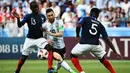 Gelandang Argentina, Lionel Messi, berusaha melewati kepungan pemain Prancis pada laga 16 besar Piala Dunia di Kazan Arena, Kazan, Sabtu (30/6/2018). Prancis menang 4-3 atas Argentina. (AFP/Jewel Samad)