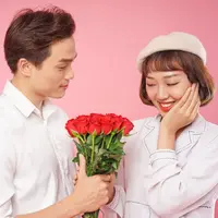 ilustrasi pasangan memberi bunga/Jaybranding Studio/Shutterstock