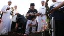  Aktor Iko Uwais menaburkan bunga di pemakaman ayahnya Musthafa Kamaluddin di TPU Prumpung, Jakarta, Rabu (8/3). Ayah Iko Uwais wafat pada  Rabu (8/3/2017) pagi di RSCM. (Liputan6.com/Herman Zakharia)