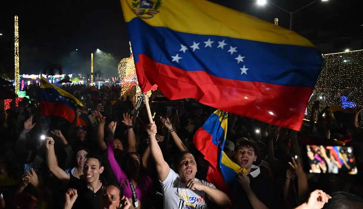 Lebih dari satu juta warga Venezuela memilih Kolombia sebagai rumah baru mereka. Tampak dalam foto, warga Venezuela yang tinggal di Kolombia merayakan penangkapan pemimpin mereka, Nicolas Maduro, di Cucuta, pada 3 Januari 2026. (Raul ARBOLEDA/AFP)