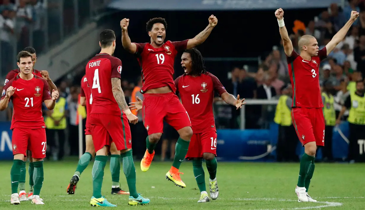 Para pemain timnas Portugal melakukan selebrasi usai menang atas Polandia dalam laga babak perempat final Piala Eropa di Stade Velodrome, Perancis, (1/7). Portugal melaju ke Semifinal usai menang adu penalti dengan skor 5-3. (REUTERS /Christian Hartmann)