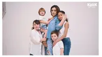 Pemotretan Celine Evangelista dan anak-anaknya (Sumber: YouTube/RIOMOTRET)