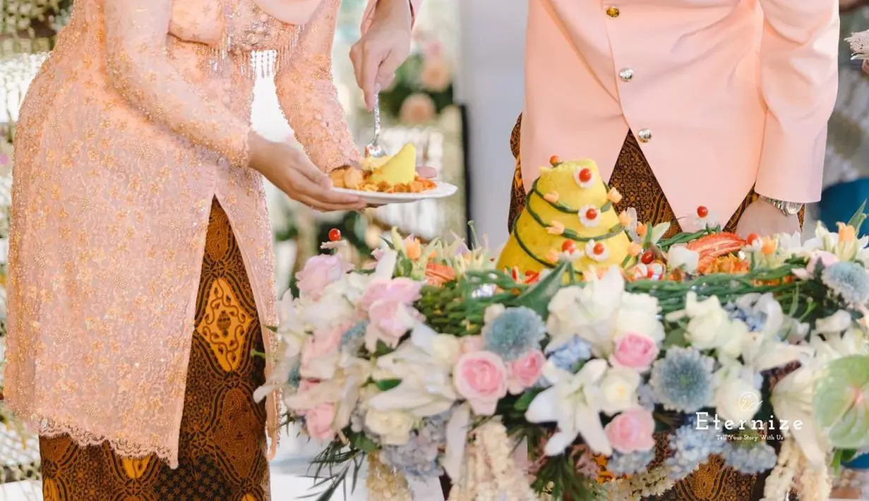 Selain Aurel dan Ameena, Atta juga kenakan beskap warna peach senada dengan keduanya. (Instagram/attahalilintar).