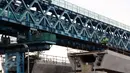 Pekerja memantau proyek pembangunan MRT di kawasan Lebak Bulus, Jakarta, Sabtu (15/10). Jokowi juga mengharapkan proyek pembangunan MRT tersebut dapat mengurangi kemacetan yang menjadi masalah di Ibukota. (Liputan6.com/Helmi Afandi)