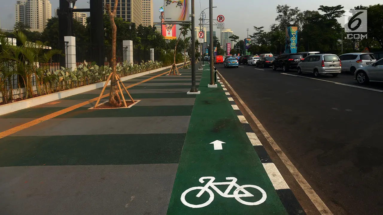 Waduh, Tiang Listrik hingga Lampu PJU Halangi Jalur Sepeda di GBK