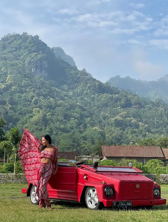 Pesona eksotis lainnya juga ditunjukkan Shanty saat berkunjung ke Menoreh mengendarai mobil antik [@shantyofficial]