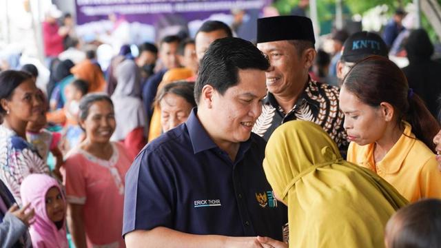 Menteri BUMN Erick Thohir saat temu warga nelayan di Tambak Loro, Semarang, Jawa Tengah, Sabtu (29/10/2022)