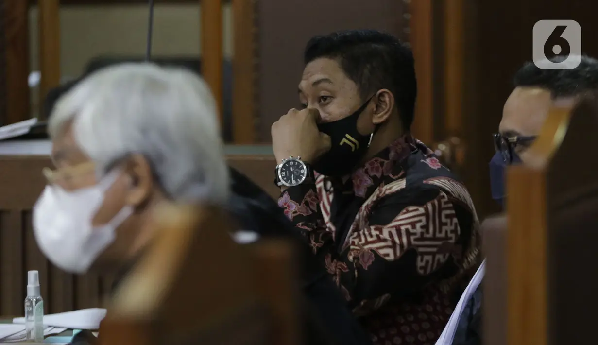 Terdakwa dugaan suap penanganan perkara di KPK yang juga mantan penyidik, AKP Stepanus Robin Pattuju saat menjalani sidang lanjutan di Pengadilan Tipikor, Jakarta Pusat, Senin (20/9/2021). Sidang beragendakan keterangan saksi dari JPU KPK. (Liputan6.com/Helmi Fithriansyah)
