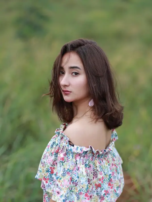 Terlihat sendu. Ini potret Naomi Zaskia saat sedang photoshoot di alam terbuka. Berbalut dress floral, membuatnya makin cantik. (Liputan6.com/IG/naonomnom)
