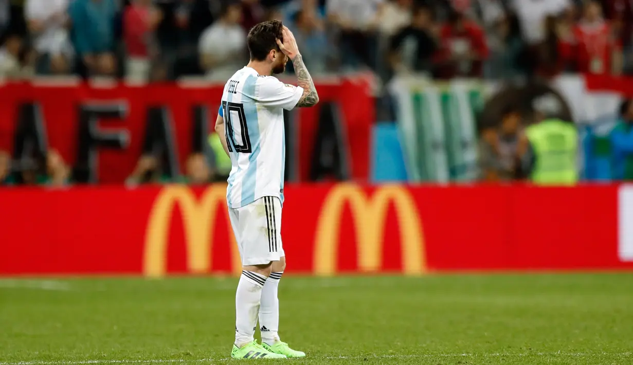 Kapten timnas Argentina, Lionel Messi menyentuh dahi selama pertandingan Grup D Piala Dunia 2018 melawan Kroasia di Nizhy Novgorod Stadium, Rusia, Jumat (22/6). Messi tidak melakukan satu tendangan pun hingga menit ke-64. (AP/Pavel Golovkin)