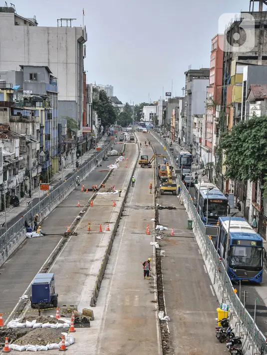 Suasana proyek Mass Rapid Transit (MRT) Fase 2 segmen CP203 Glodok-Kota di kawasan Glodok, Jakarta, Rabu (15/12/2021). Progres proyek MRT Fase 2 segmen CP203 Glodok-Kota saat ini baru mencapai 5,8 persen. (merdeka.com/Iqbal S. Nugroho)