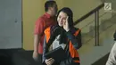 Bupati (nonaktif) Kutai Kartanegara, Rita Widyasari usai menjalani pemeriksaan lanjutan di gedung KPK, Jakarta, Rabu (25/10). Rita Widyasari sebagai tersangka di dua kasus berbeda atas dugaan suap dan gratifikasi. (Liputan6.com/Helmi Fithriansyah)