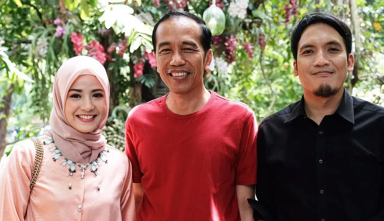 Begini jadinya jika Desta dan Natasha Rizki foto bareng dengan Presiden Jokowi. Presiden Jokowi terlihat tampil santi dengan mengenakan kaus warna merah. (Foto: instagram.com/natasharizkynew)