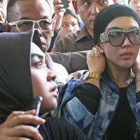 Penampilan penyanyi Syahrini saat mendatangi Pengadilan Negeri Depok untuk menjadi saksi di sidang kasus First Travel, Senin (2/4). Syahrini terlihat menggunakan jam tangan Rolex dan kacamata bertahtakan kristal dari Gucci. (Liputan6.com/Herman Zakharia)
