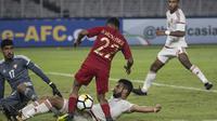 Gelandang Timnas Indonesia, Todd Rivaldo, berusaha membobol gawang UEA pada laga AFC U-19 Championship di SUGBK, Jakarta, Selasa (24/10). Indonesia menang 1-0 atas UEA. (Bola.com/Vitalis Yogi Trisna)