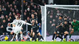 Pertandingan ini berlangsung sengit sejak kick-off dan ditutup dengan serangan gencar tuan rumah menjelang akhir laga. (Bradley Collyer/PA via AP)