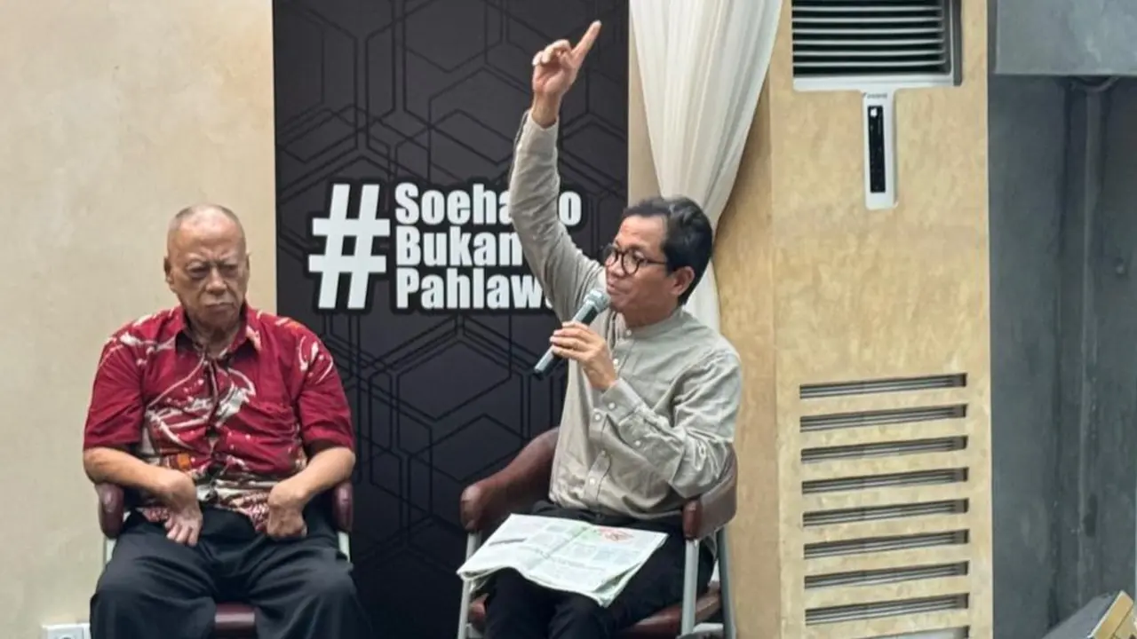 Pengurus Lembaga Hikmah dan Kebijakan Publik (LHKP) PP Muhammadiyah yang juga Direktur Eksekutif Amnesty International Indonesia, Usman Hamid dalam sebuah diskusi di Jakarta.