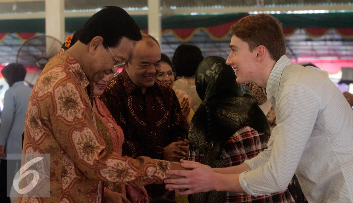 Sri Sultan Hamengkubuwono menyalami seorang WNA saat Open House di Bangsal Kepatihan, Yogyakarta, Senin (11/7). Warga yang hadir diperkirakan mencapai ribuan orang. (Liputan6.com/Boy Harjanto)