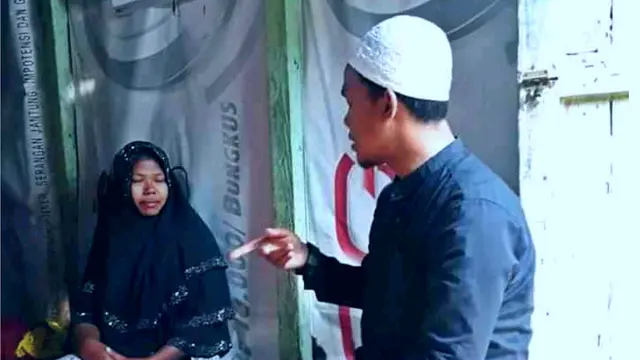 Anggot DPRK Lhokseumawe mengunjungi Mursidah (Liputan6.com/Rino Abonita)