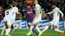 Gelandang Barcelona, Lionel Messi, berusaha melewati kepungan pemain Granada pada laga La Liga di Stadion Camp Nou, Barcelona, Minggu (19/1). Barcelona menang 1-0 atas Granada. (AFP/Lluis Gene)