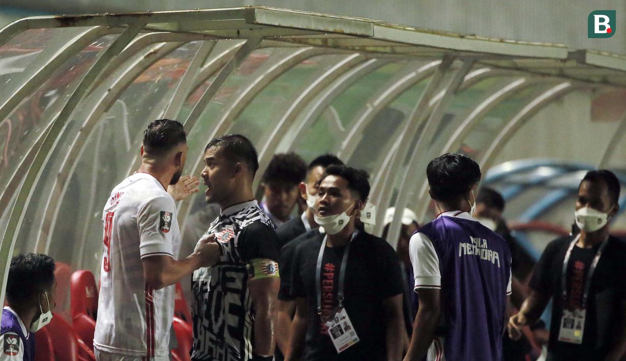 Dengan bersuara lantang ciri khas Andritany, dia meminta Marko Simic untuk berhenti mengeluh. (Foto: Bola.com/Ikhwan Yanuar)