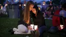Sejumlah warga melakukan aksi simpatik mengenang korban penembakan di Kampus Umpqua Community College di Roseburg, Sabtu (3/10/2015). Setidaknya 15 orang tewas dalam peristiwa tersebut. (REUTERS / Lucy Nicholson)