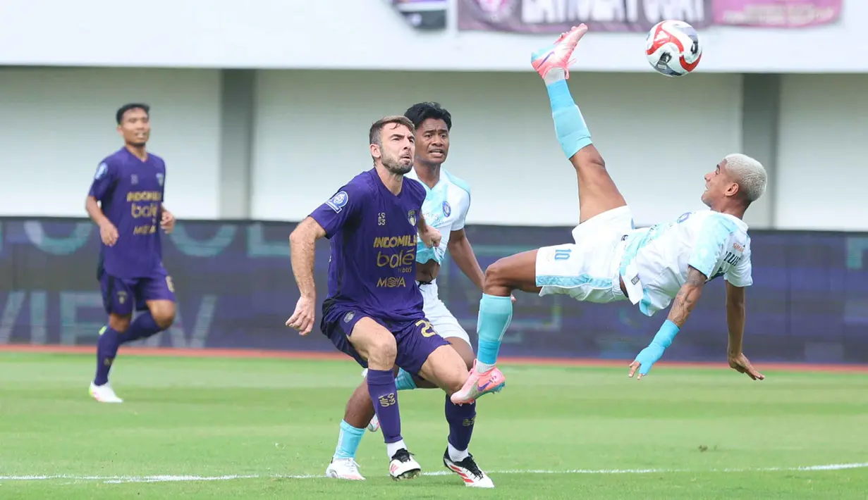 Bertanding di Stadion Indomilk Arena, Tangerang, Banten, Senin (16/2/2026) sore WIB, gol-gol kemenangan Persita dicetak oleh Rayco Rodriguez pada menit ke-69 dan Ahmad Hadianto (70). Tampak dalam foto, pemain PSBS Biak, Luquinhas (kanan) saat melakukan tendangan salto pada laga pekan ke-21 BRI Super League 2025/2026 melawan Persita di Stadion Indomilk Arena, Tangerang, Banten, Senin (16/2/2026). (Bola.com/M Iqbal Ichsan)