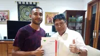 Persija Jakarta merekrut kapten Perserui Serui, Arthur Bonai, dengan durasi kontra selama dua tahun untuk Liga 1 2018. (Twitter Persija)