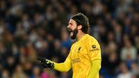 Kiper Liverpool asal Brasil #01, Alisson Becker, bereaksi selama pertandingan sepak bola Liga Primer Inggris antara Brighton dan Hove Albion dan Liverpool di Stadion American Express Community di Brighton, Inggris selatan pada 19 Mei 2025.Glyn KIRK / AFP