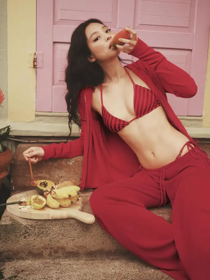 Jennie Blackpink Kenakan Bikini hasil kolaborasinya dengan brand bikini. [@jennierubyjane]