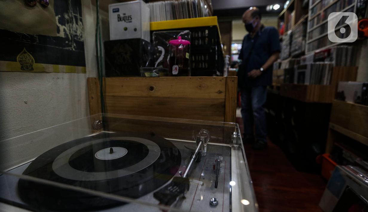 Foto Penjual Piringan Hitam Cd Dan Kaset Pita Bertahan Di Era Digital Dan Pandemi Lifestyle Liputan6 Com Cari produk cd & dvd musik lainnya di tokopedia. kaset pita bertahan di era digital