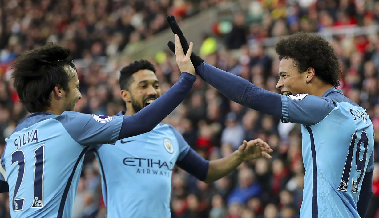 Pemain Manchester City, Leroy Sane (kanan) merayakan gol bersama rekan-rekannya saat melawan Sunderland pada laga Premier League di Stadium of Light, Sunderland, (5/3/2017). Manchester City menang 2-0.   (Owen Humphreys/PA via AP)