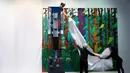 Para petugas membuka kain yang melindungi lukisan karya David Hockney di Perpustakaan Pompidou Center, Paris, Perancis, Selasa (26/9). Lukisan tersebut menjadi bagian dari retrospektif perjalanan karya pria berusia 80 tahun ini. (Foto AP/Francois Mori)