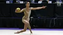Pesenam Indonesia, Nabila Evandestiera saat laga nomor bola penyisihan senam ritmik putri Asian Games 2018 di JIEXPO Kemayoran, Jakarta, Senin (27/8). Nabila Evandestiera hanya mampu mengumpulkan 36,350 poin. (Liputan6.com/Helmi Fithriansyah)