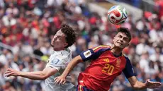 Pemain Spanyol Pedri menyundul bola melawan pemain Austria Paul Wanner selama pertandingan sepak bola babak 32 Piala Dunia antara Spanyol dan Austria di Inglewood, California, dekat Los Angeles, Kamis, (02/07/2026). (AP Photo/Jae C. Hong)
