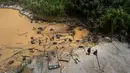 Sebuah kamp penambangan ilegal dihancurkan oleh petugas yang sedang melaksanakan Operation Mercury di Provinsi Tambopata, Peru, 27 Maret 2019. Operation Mercury yang dimulai pada Februari lalu berhasil  mengusir ribuan penambang emas ilegal dari hutan Amazon tersebut. (AP Photo/Rodrigo Abd)