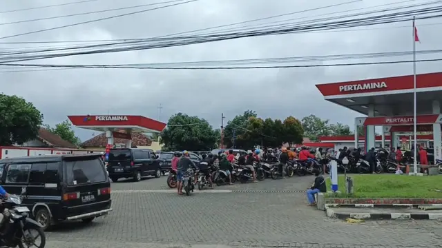 Antrean pembeli BBM di salah satu SPBU di Jember (Istimewa)