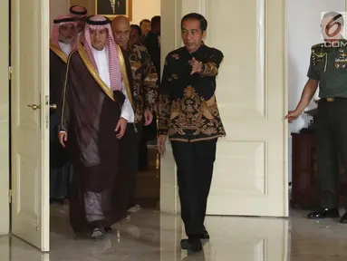Presiden Joko Widodo menyambut kedatangan Menteri Luar Negeri Arab Saudi Adel bin Al-Jubeir dan rombongannya di Istana Kepresidenan Bogor, Senin (22/10). Pertemuan tersebut berlangsung tertutup. (Liputan6.com/Angga Yuniar)