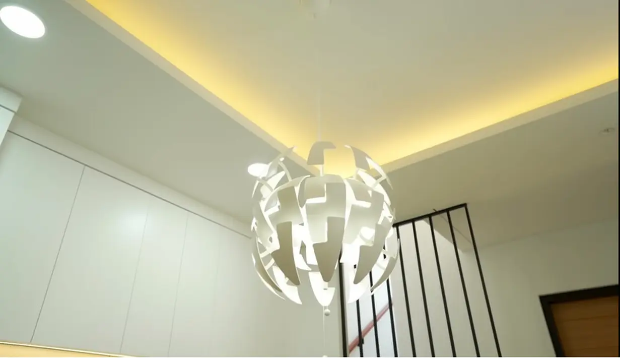 Wanita asal Depok itu mengajak adiknya, Hilda untuk menempati rumah barunya. Pasalnya, ia mengaku takut tinggal sendiri. [Youtube/Arafah Rianti]