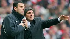 Tottenham's Manager Juande Ramos talks with Assistant Coach Gus Poyet during their Premiership match against Arsenal at the Emirates football stadium, 22 December 2007. AFP PHOTO/CARL DE SOUZA