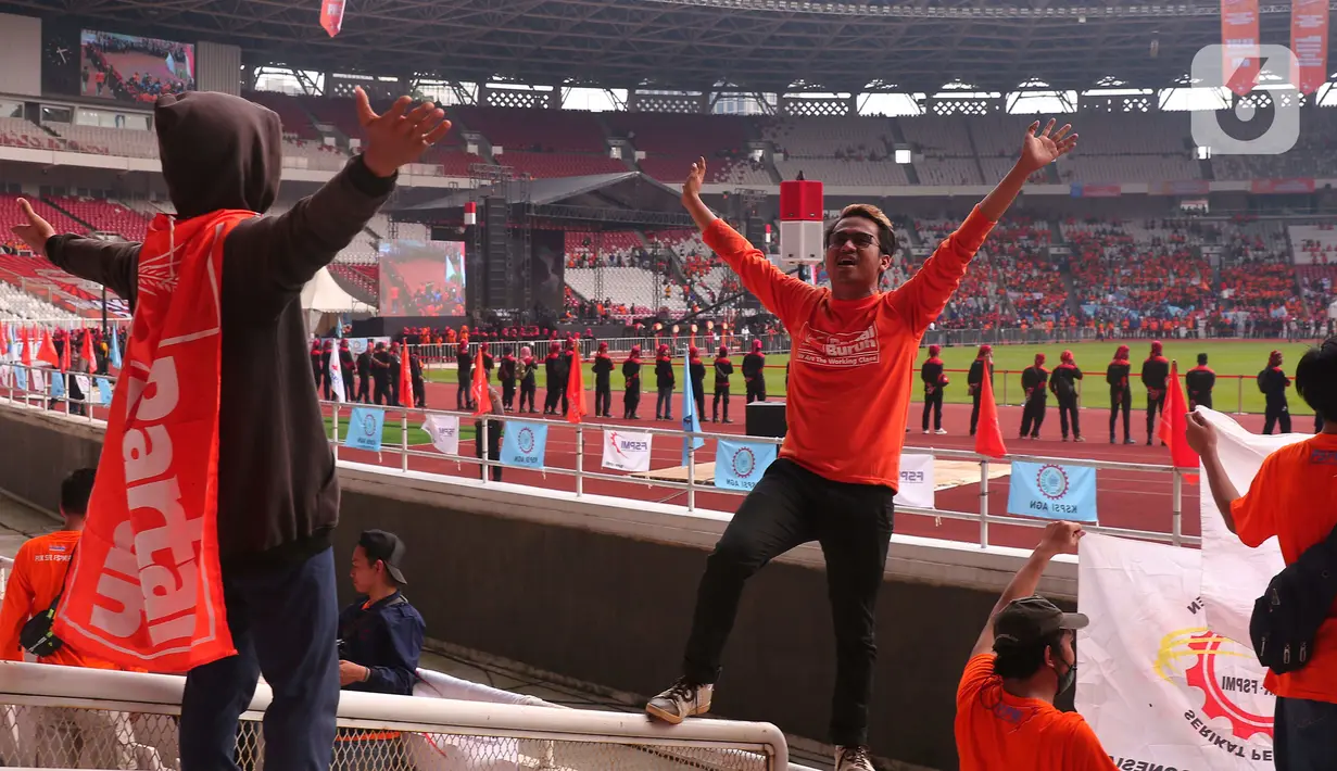 Sejumlah buruh meneriakkan yel saat mengikuti aksi bertajuk May Day Fiesta 2022 di Stadion Gelora Bung Karno (GBK), Senayan, Jakarta Pusat, Sabtu (14/5/2022). Dalam aksi kali ini, massa buruh membawa 18 tuntutan, di antaranya menolak omnibus law UU Cipta Kerja, wujudkan kedaulatan pangan dan dan menolak kenaikan Pajak Pertambahan Nilai (PPN). (Liputan6.com/Angga Yuniar)